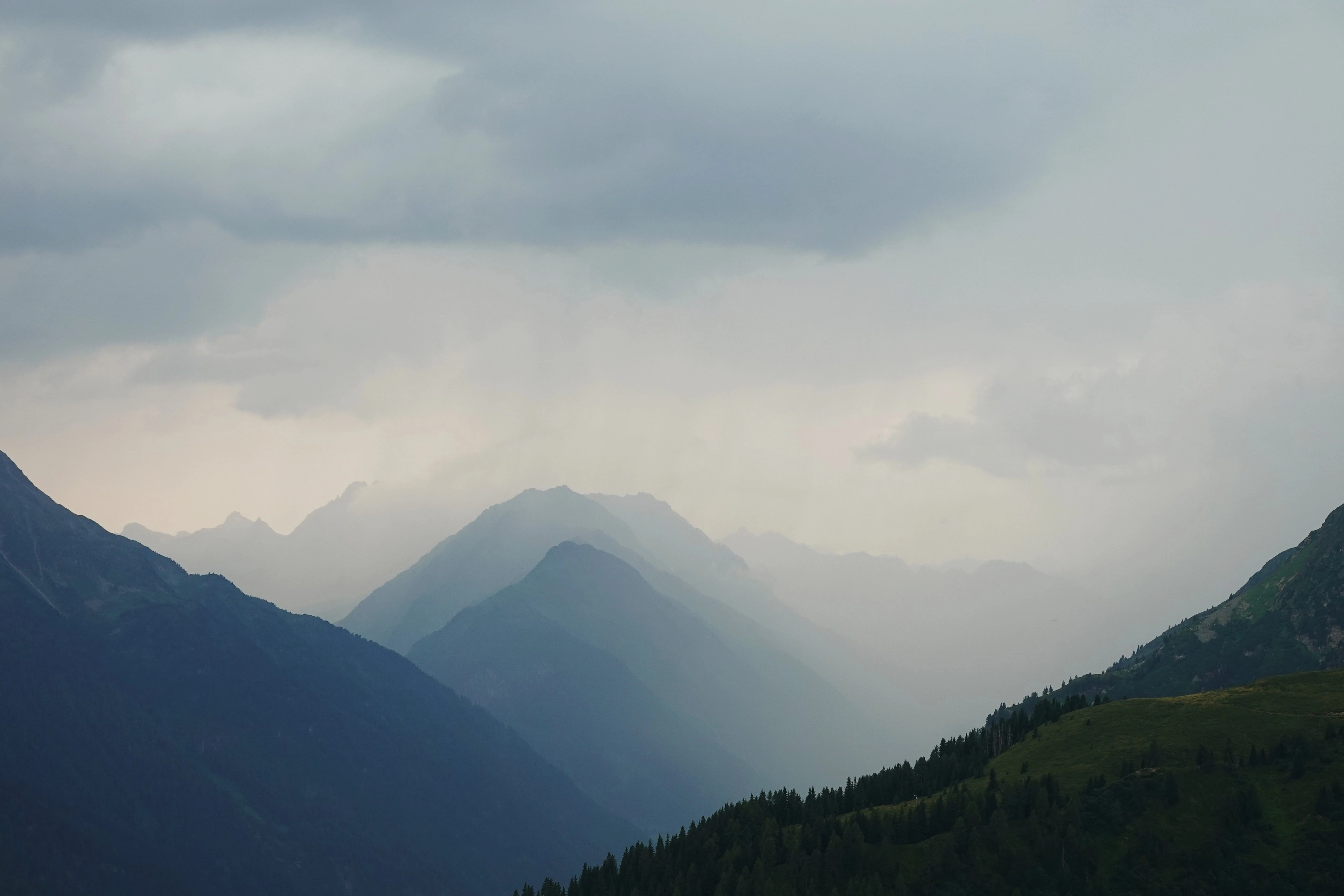 Regenwolken über den Hohen Tauern, Symbolbild für das Italientief und den Wetterumschwung in Kärnten und Osttirol