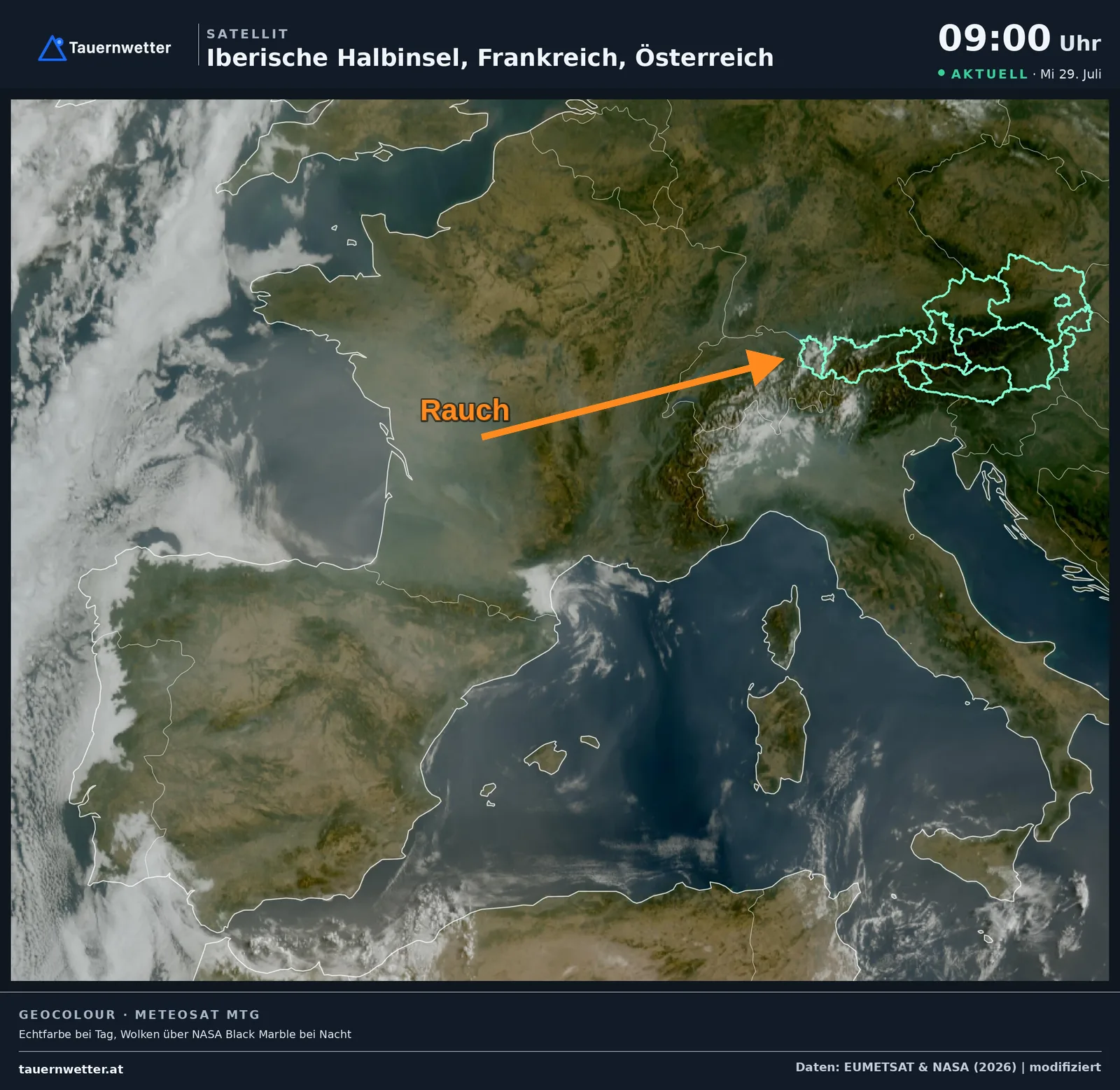 Satellitenbild von Mittwochfrüh mit milchiger Rauchtrübung über Frankreich, ein Pfeil zeigt die Zugrichtung des Rauchs zum Alpenraum.