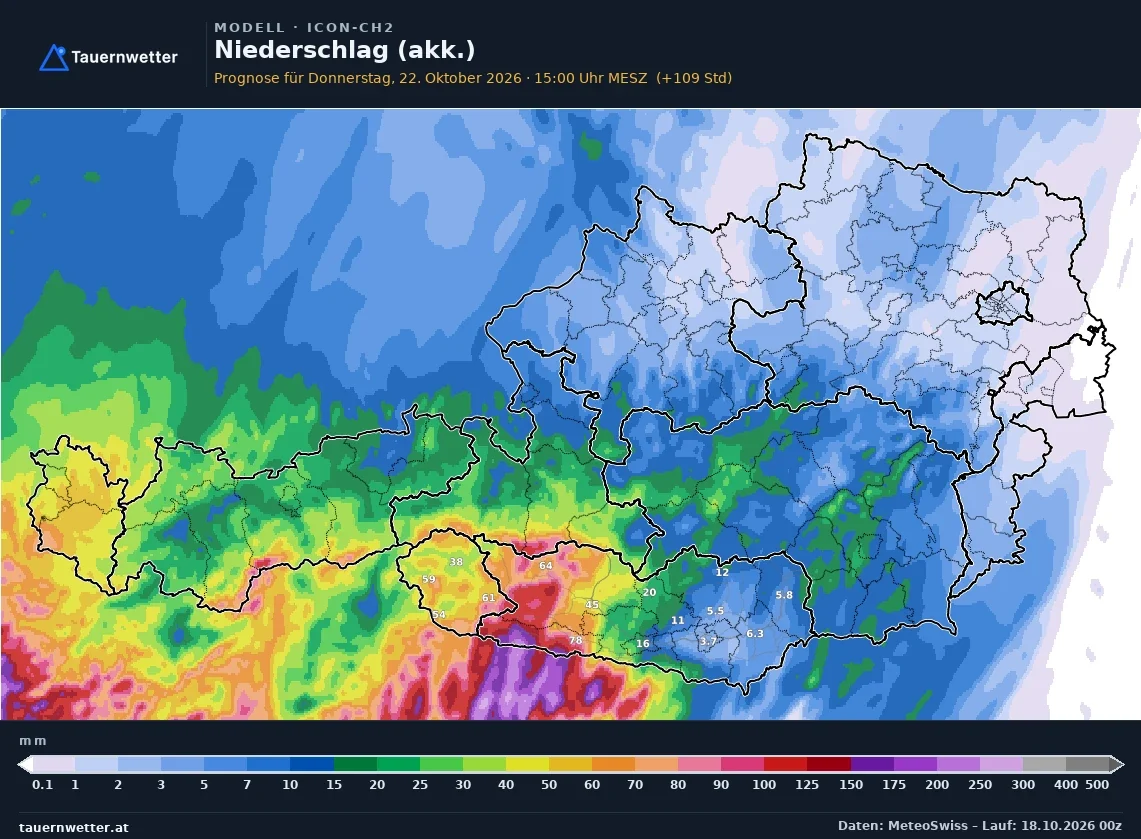 Österreichkarte des Modells ICON-CH2 mit der seit Sonntag, 18. Oktober 2026, 2 Uhr, aufsummierten Niederschlagsmenge bis Donnerstag, 22. Oktober, 15 Uhr, Lauf vom 18. Oktober, 00 UTC: Osttirol gelb bis orange mit 40 bis 60 Litern pro Quadratmeter, oberes Drautal und Gailtal orange bis rot mit 60 bis 80 Litern, Karnische Alpen rot bis violett mit über 100 Litern, Unterkärnten grün bis blau mit 5 bis 20 Litern, Norden und Osten hellblau mit 1 bis 5 Litern. Stationswerte unter anderem 61 in Lienz, 78 im Gailtal, 64 im oberen Drautal, 16 bei Villach und 3,7 in Klagenfurt.