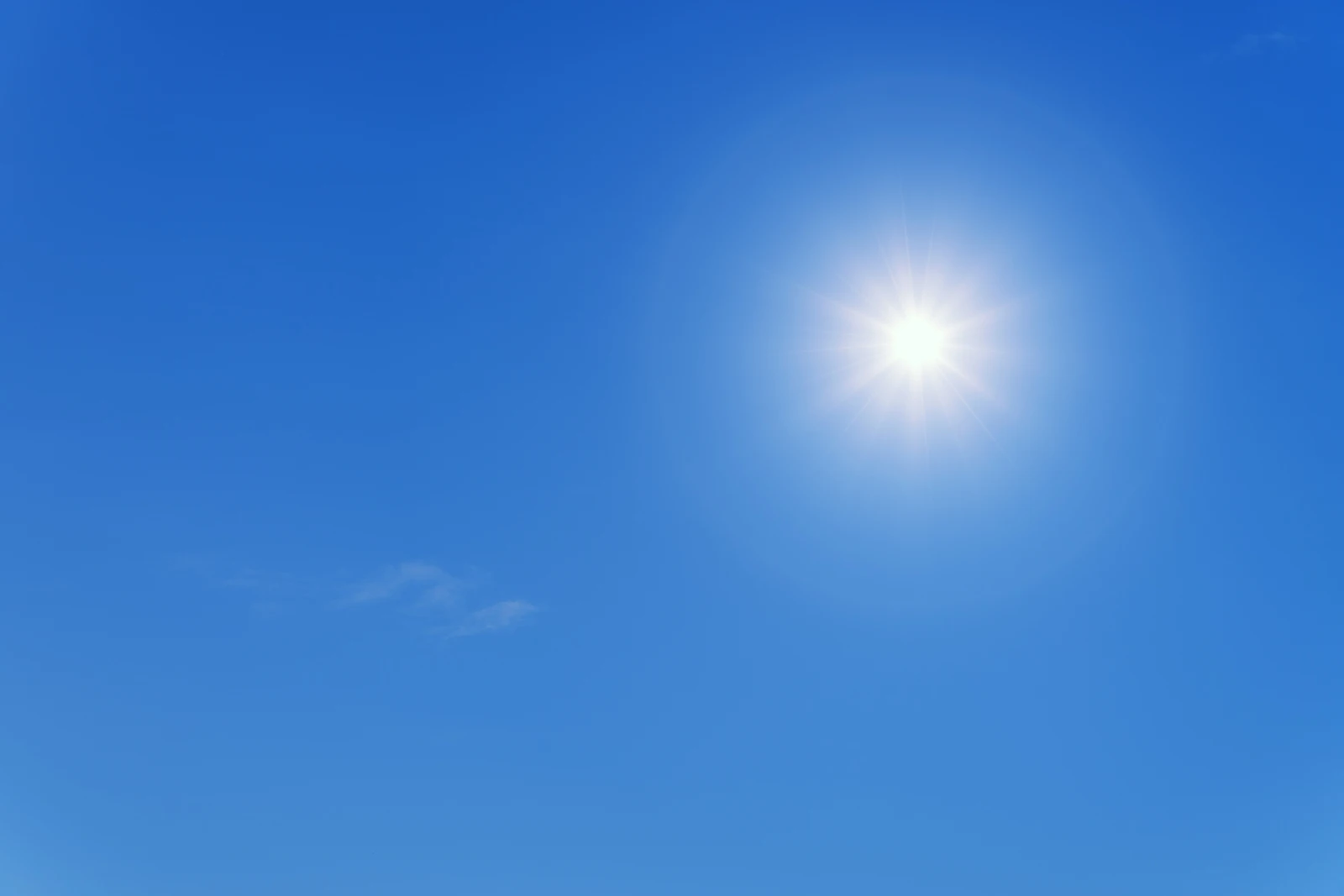 Strahlender Sonnenschein über einer sommerlichen Landschaft, Symbolbild für die Hitzewelle in Kärnten und Osttirol
