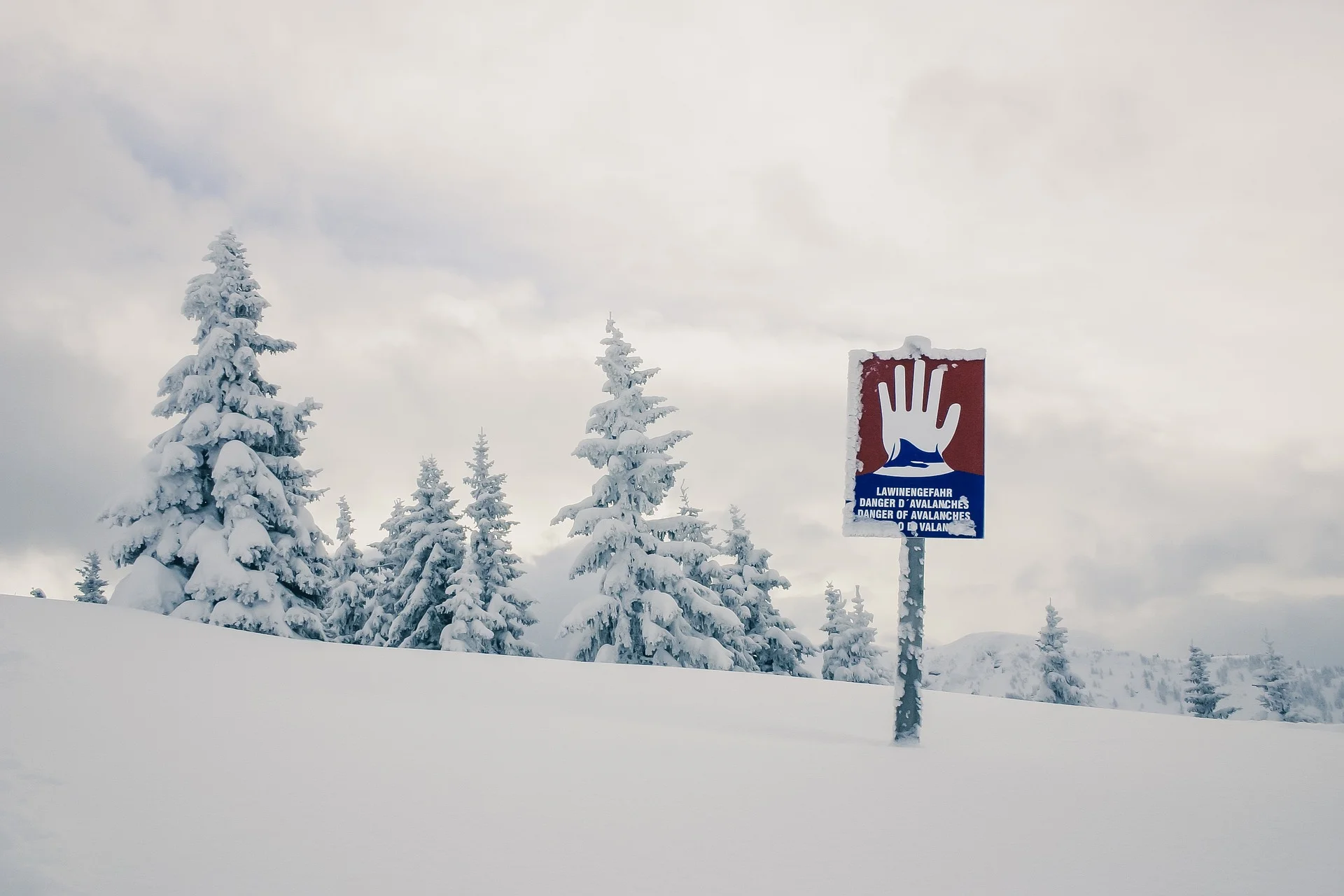 Verschneite Alpenstraße während eines Schneesturms in den Alpen