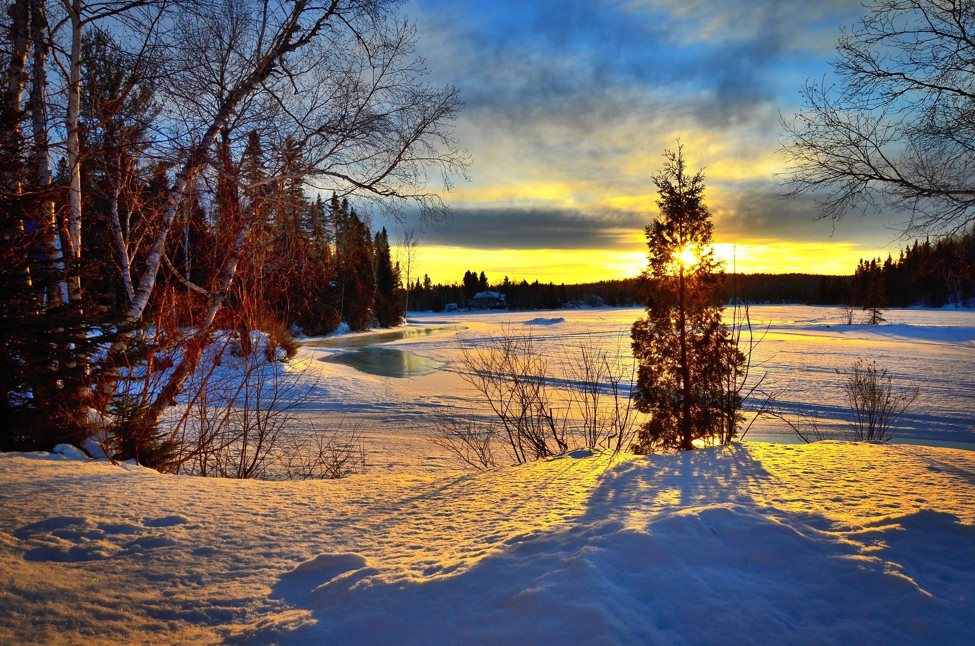 Winterlandschaft mit Schnee und Sonnenuntergang