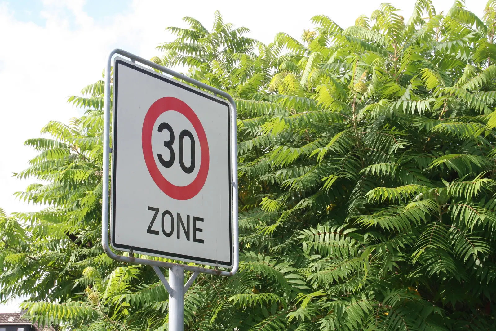 30er-Zonen-Schild als Symbol für die mehr als 30 Grad heißen Tage im Mai 2026 in Kärnten und Osttirol.