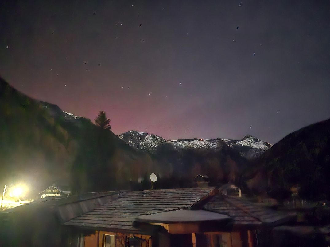 Intensive Polarlichter über Mallnitz mit violett-rosa Himmel