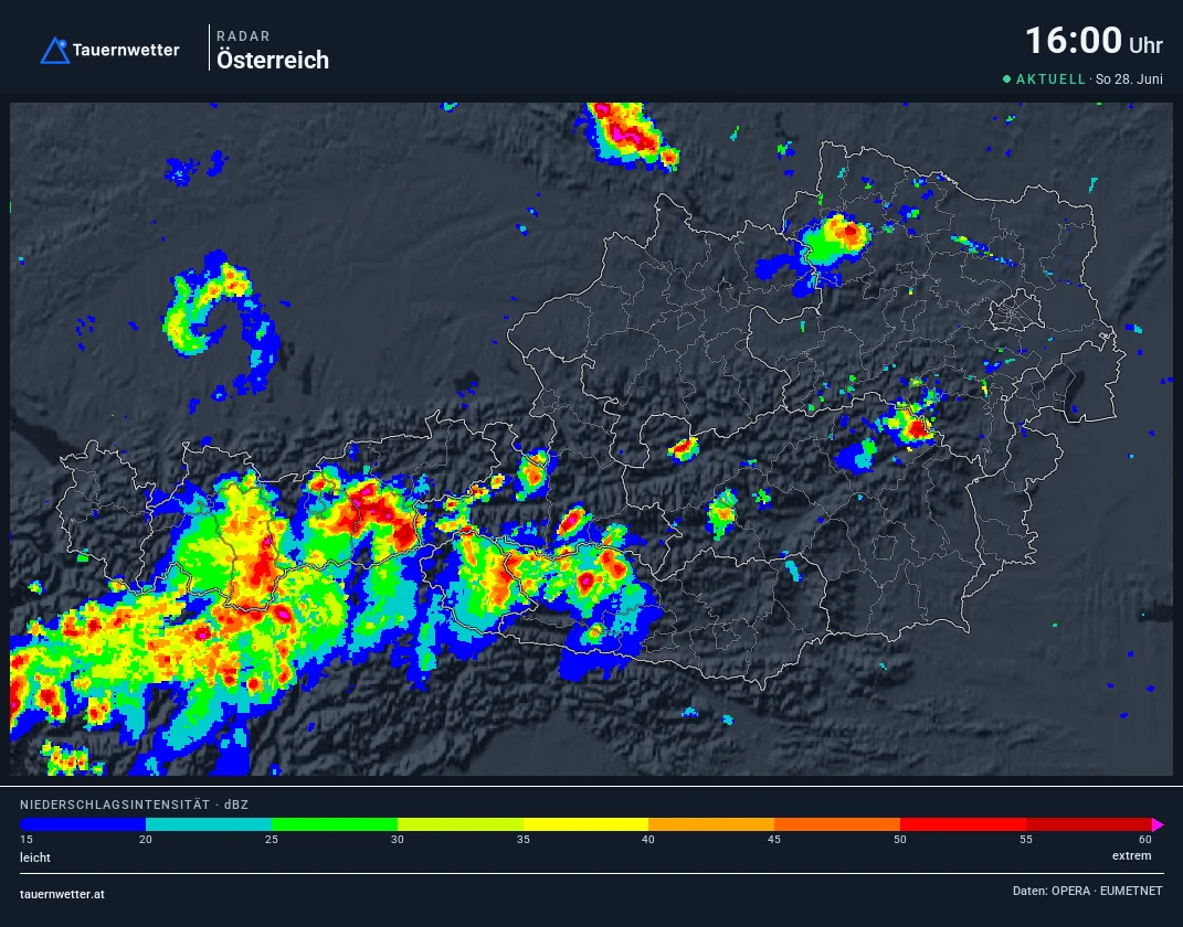 Wetterradar Österreich um 16:08 Uhr: verbreitet Gewitter in Tirol und Oberkärnten, einzelne in Obersteiermark und Waldviertel, der Osten weiterhin trocken und heiß