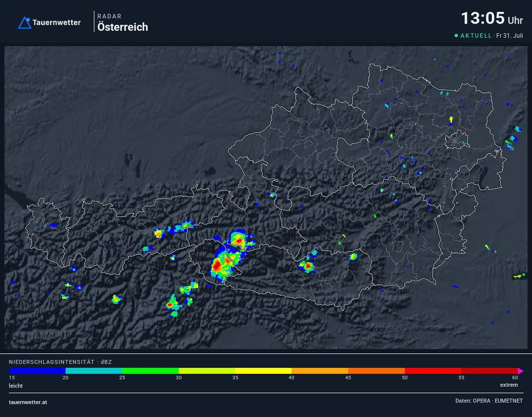 Wetterradar Österreich um 13:05 Uhr mit einem heftigen Gewitter rund um Lienz sowie weiteren Zellen im oberen Mölltal, in den Nockbergen, im nördlichen Lavanttal und im Bezirk Schwaz.