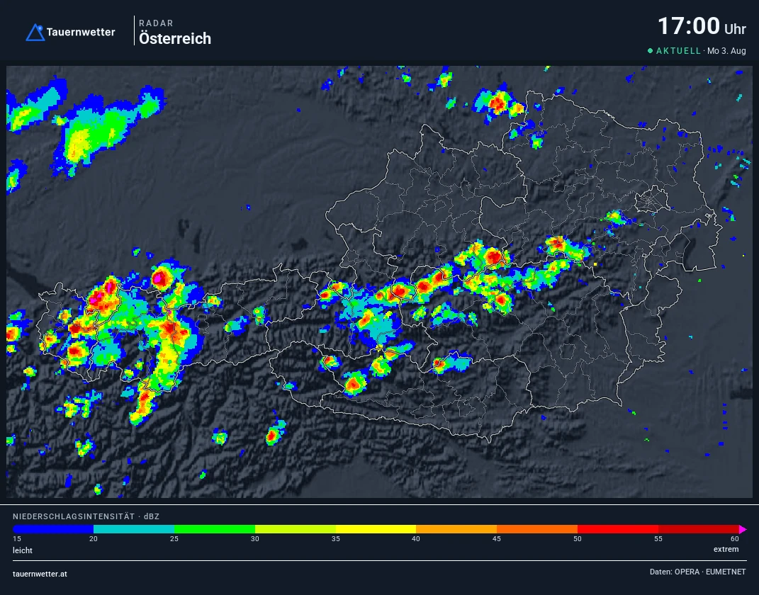 Wetterradar Österreich am Montag, den 3. August 2026 um 17:00 Uhr mit einer Gewitterkette entlang des Alpenhauptkamms.