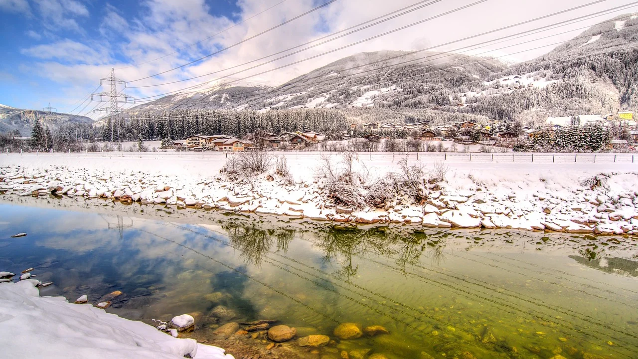 Verschneite Winterlandschaft an einem Fluss in Kärnten – Schnee bis in die Täler nach dem Italientief