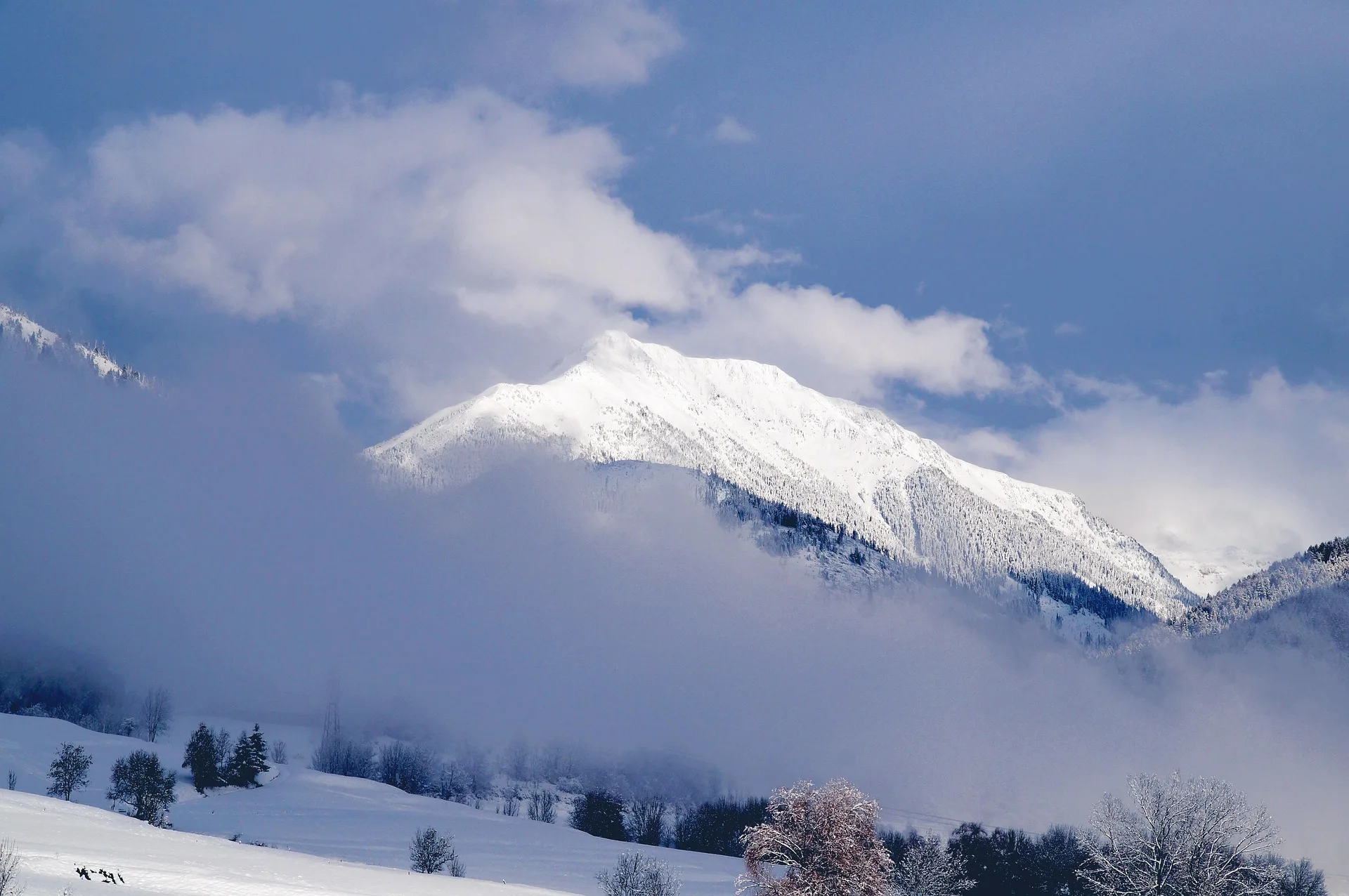 Verschneites Bergpanorama mit Nebelfeldern – typisches Bild für die milden Semesterferien in Kärnten