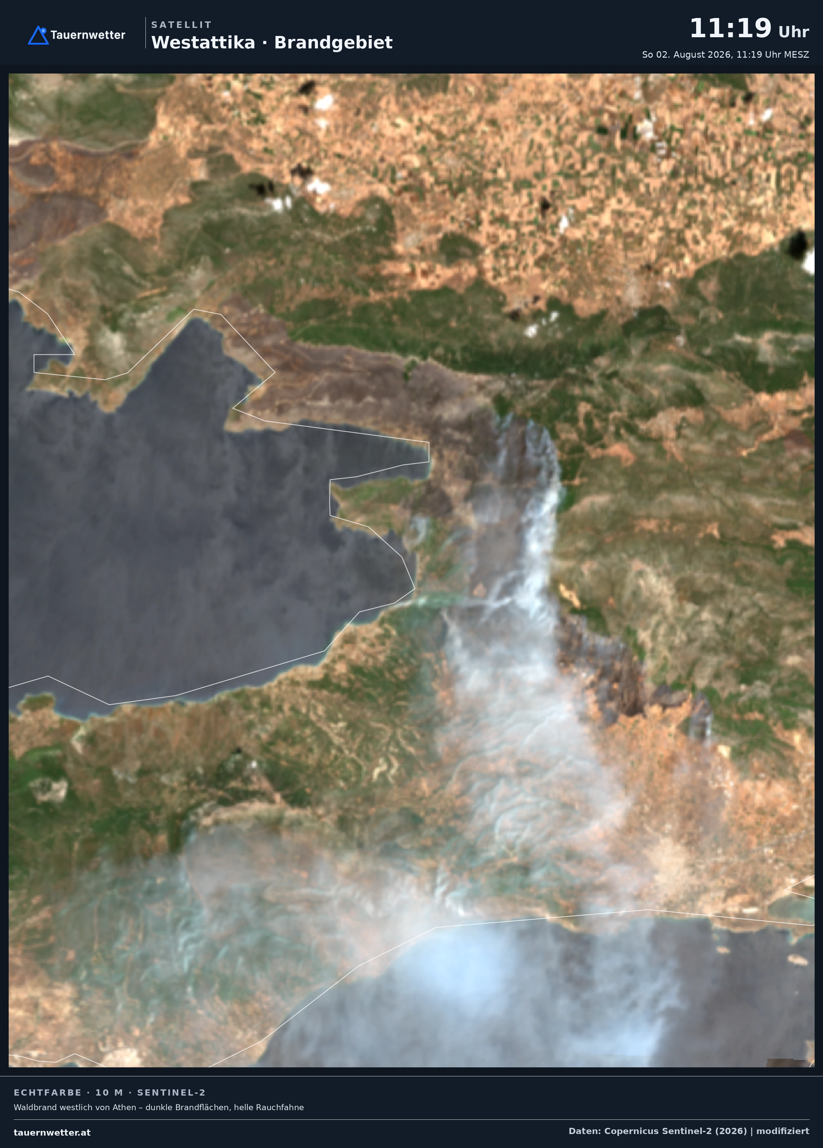 Satellitenaufnahme des Brandgebiets in Westattika westlich von Athen mit abgebrannten Flächen und aufsteigendem Rauch.