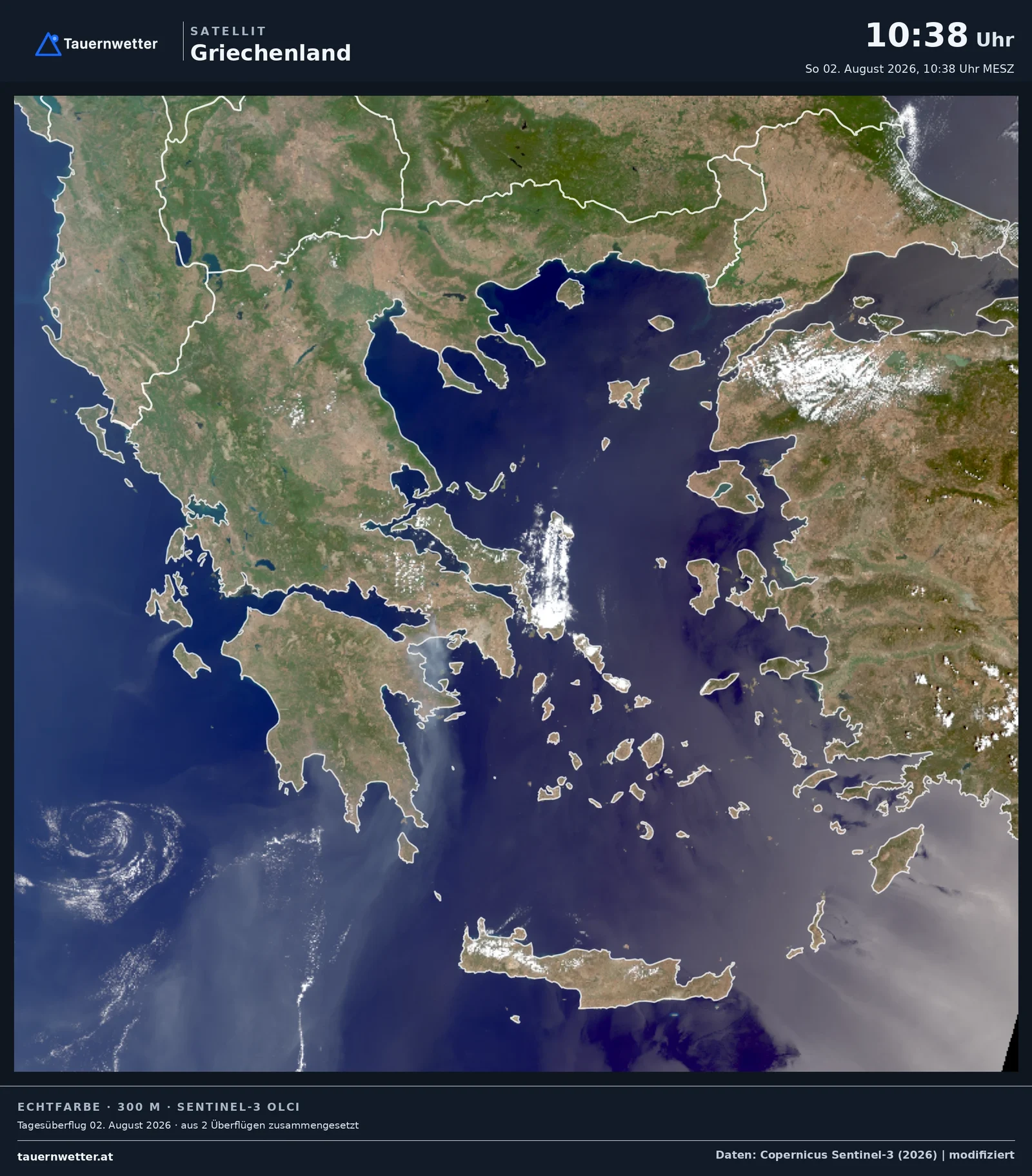 Satellitenbild von Griechenland am 2. August 2026 mit ausgedehnten Rauchschleiern über der Ägäis und westlich des Peloponnes.