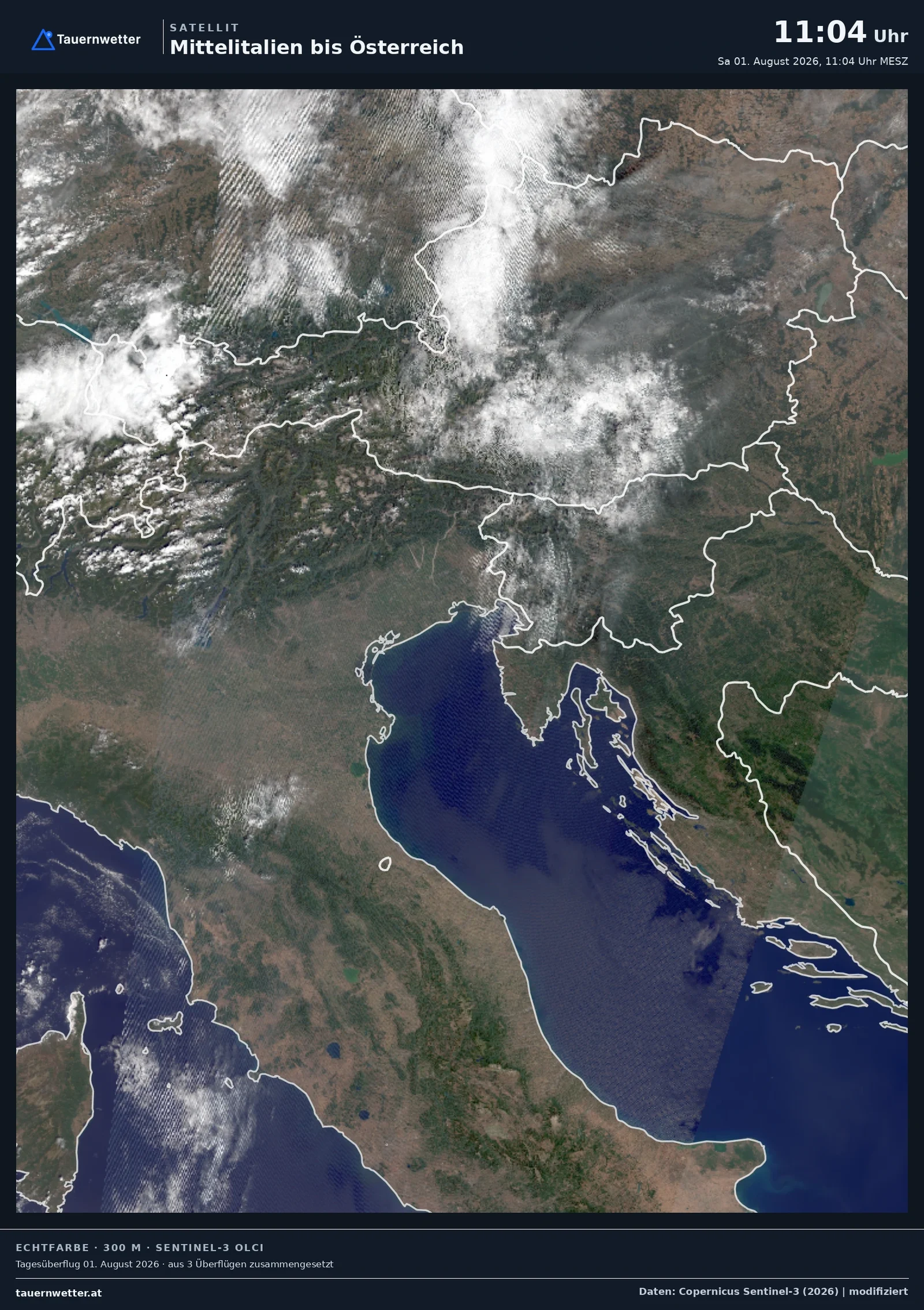 Satellitenbild von Mittelitalien bis Österreich am 1. August 2026 mit einem grauen Rauchband über dem Ostalpenraum.