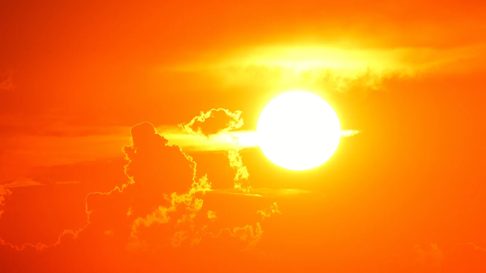 Glühender Sonnenuntergang als Symbolbild für die extreme Hitze beim Sommer der Rekorde 2026