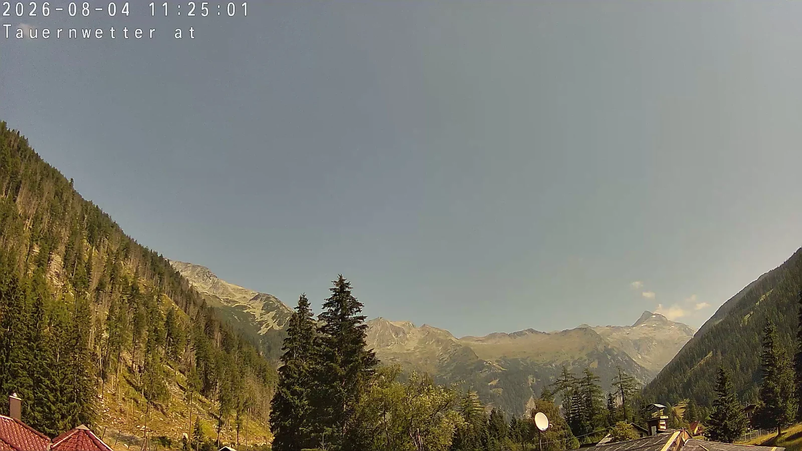 Webcam-Blick von Mallnitz auf die Hohen Tauern am Dienstag, den 4. August 2026 um 11:25 Uhr, nahezu wolkenloser Himmel.