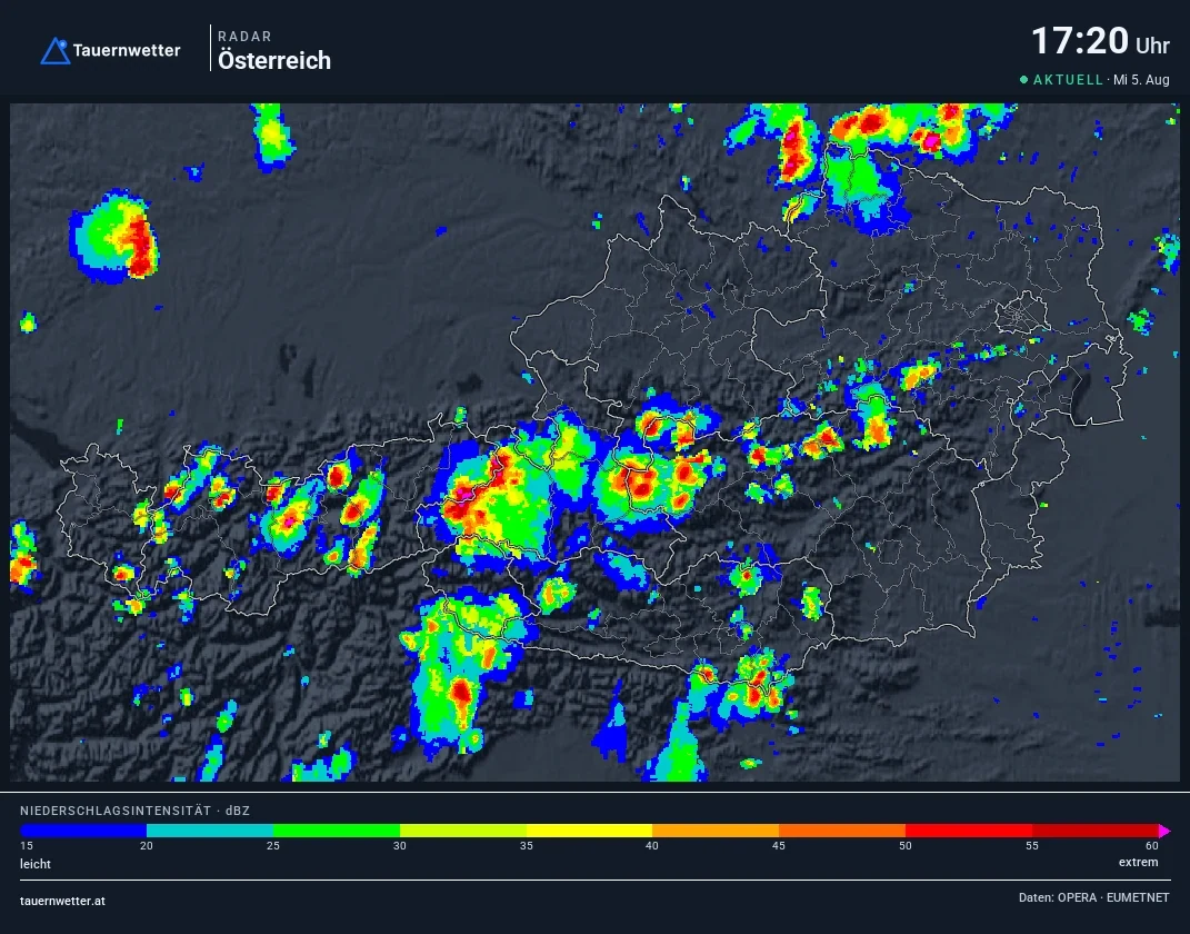Wetterradar Österreich am Mittwoch, den 5. August 2026 um 17:20 Uhr mit heftigen Gewittern entlang der Alpen.