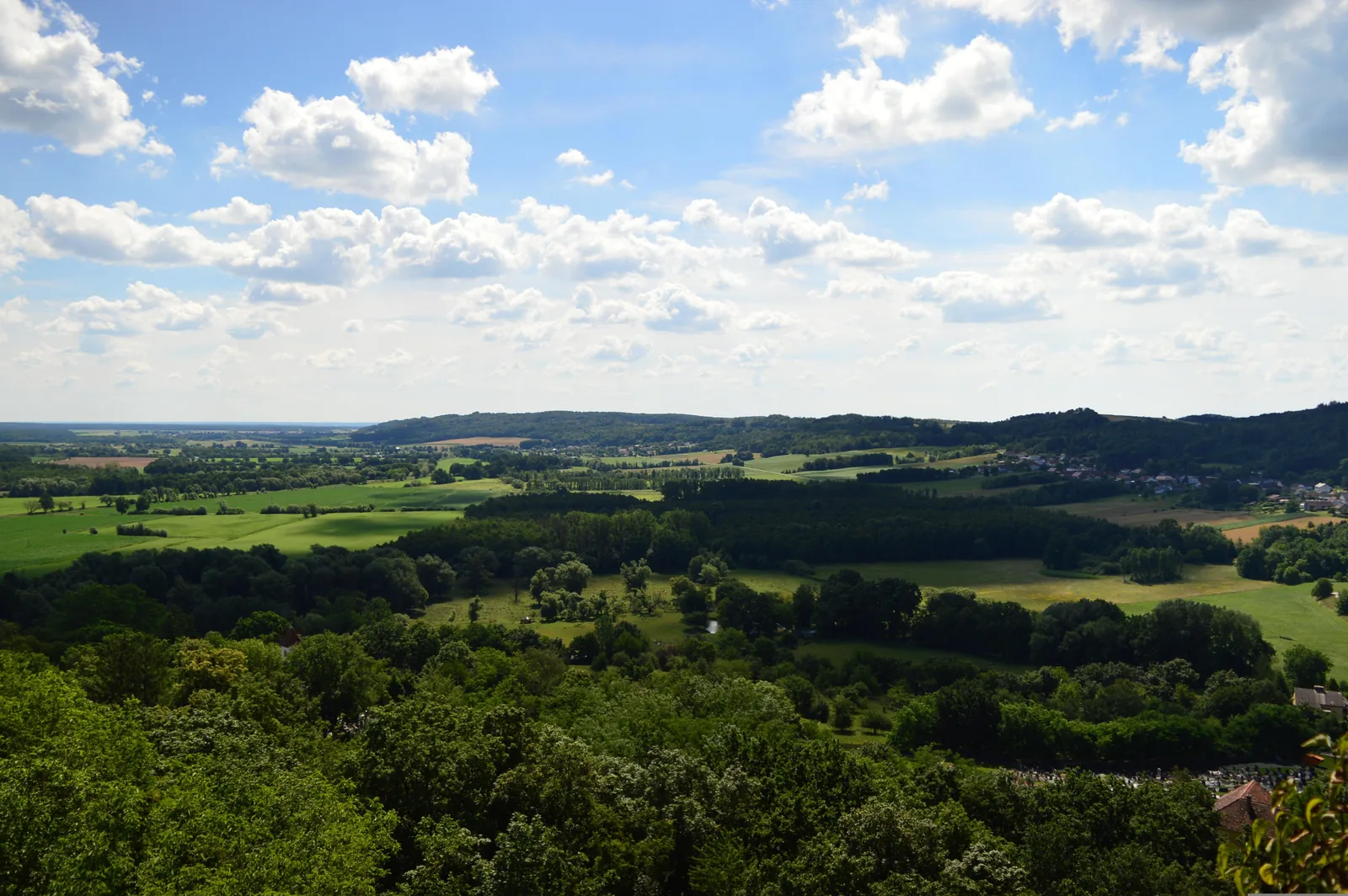 Sommerhimmel über einer Berglandschaft, Symbolbild für die Hitzewelle in Kärnten und Osttirol